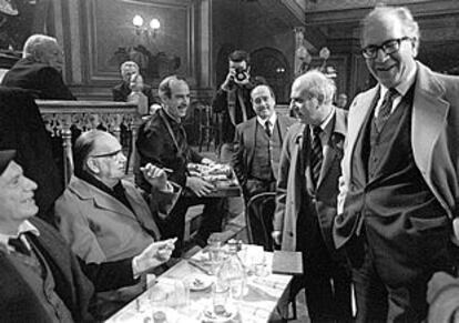 Camilo José Cela, sentado junto a Francisco Rabal, durante el rodaje de La colmena, de Mario Camus.