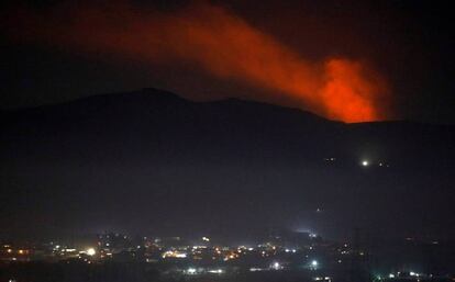 Incendio causado por un ataque al oeste de Damasco en la noche del martes.