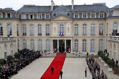François Hollande recibe al nuevo presidente electo, Emmanuel Macron, a su llegada al Palacio del Eliseo para la ceremonia de investidura.