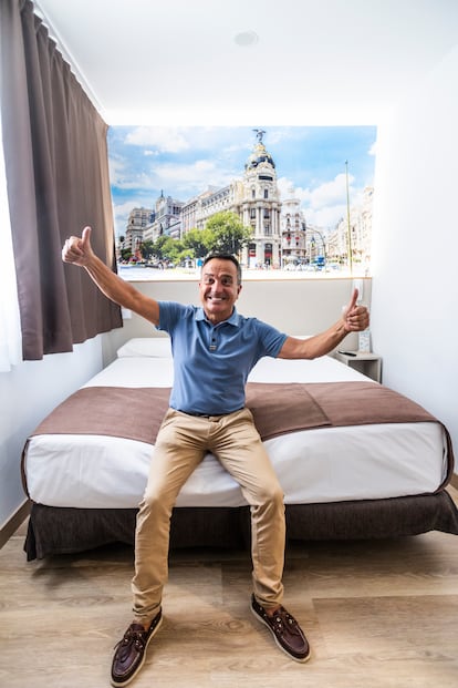 Óscar Sánchez, copropietario de la cadena Bestprice, posa en una habitación de su hotel Alegría. 
