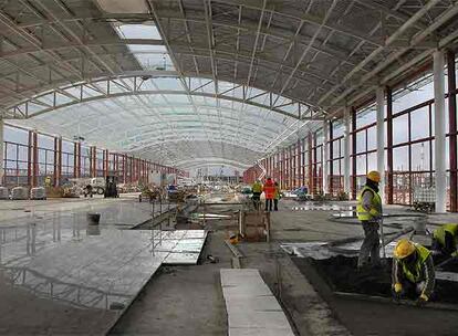 Unos operarios trabajan en la construccin de la nueva Terminal Sur de El Prat.