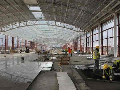Unos operarios trabajan en la construcción de la nueva Terminal Sur de El Prat.