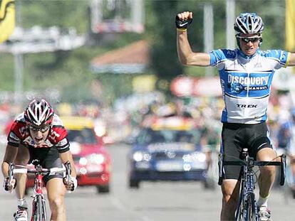 Savoldelli gana al 'sprint' a Kurt Asle-Arvesen.