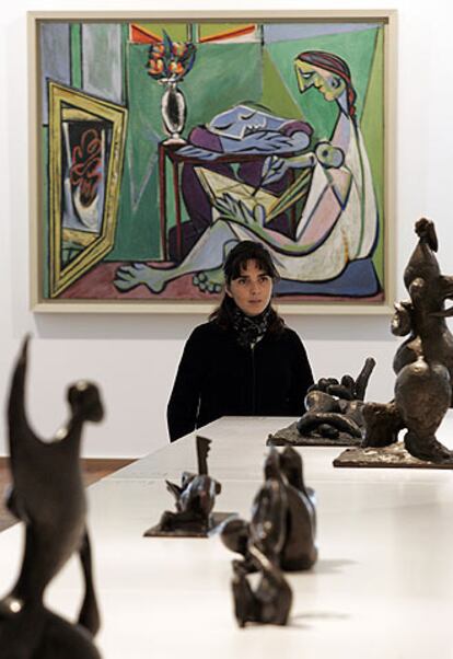 Figuras de Henri Laurens (delante) y <i>La musa,</i> de Picasso.