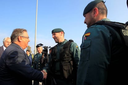 Juan Ignacio Zoido, durante la visita la semana pasada a La L&iacute;nea de la Concepci&oacute;n (C&aacute;diz) para supervisar los dispositivos de seguridad de Guardia Civil y Polic&iacute;a Nacional.