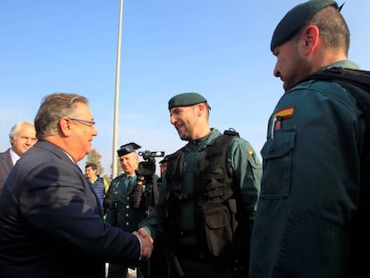 Interior Minister Juan Ignacio Zoido greets Civil Guard and National Police members.