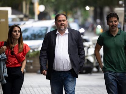 Oriol Junqueras, en el centro, accede a la sede de ERC en Barcelona, la noche electoral de las elecciones europeas el 9 de junio.