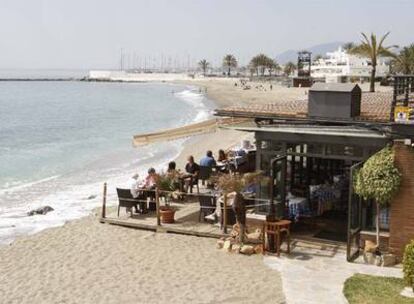 En Andalucía hay 800 chiringuitos sobre la arena de la playa. En la imagen, uno de ellos, en La Fontanilla (Marbella).
