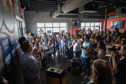 El senador demócrata por Nebraska John Cavanaugh interviene en un acto del partido con jóvenes, en un restaurante de Omaha (Nebraska).