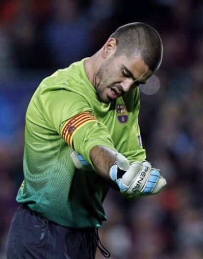 Víctor Valdés se ajusta el brazalete ante el Bayern.