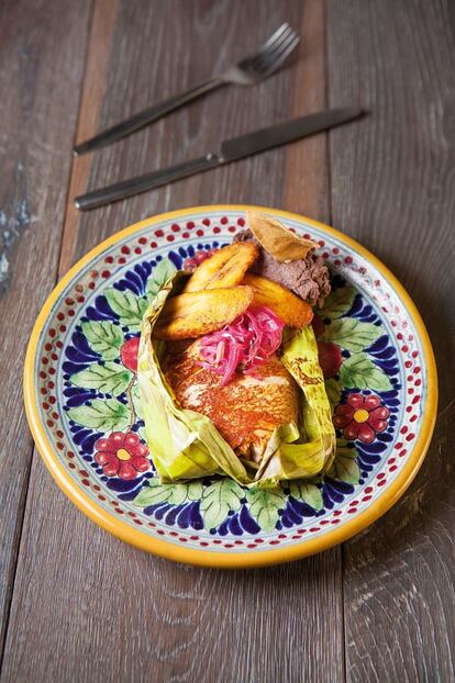<p><i>Región: península de Yucatán</i></p><p><b> Ingredientes</b></p><p> Para 6 personas: 1,5 kilogramos de mero cortado en filetes, el zumo de una naranja, una cucharadita de orégano, 2 cucharadas de pasta de achiote, 4 cucharadas de vinagre de sidra, 60 gramos de manteca o mantequilla, una cebolla blanca grande cortada en rodajas, 3 tomates cortados en rodajas, 2 hojas de laurel, medio chile habanero (picante) sin membranas y despepitado, 2 pimientos amarillos despepitados y cortados en tiras, una hoja de plátano, sal marina y pimienta, un plátano macho frito. Para servir: frijoles refritos y escabeche morado. </p><p><b>Preparación</b></p><p><i> Preparación: 25 minutos, más una hora para marinar. Cocción: 25 minutos</i></p><p> 1. Precalentar el horno a 180 °C. Colocar los filetes de pescado en una fuente plana. Añadir el zumo de naranja y el orégano, y salpimentar. Echar la pasta de achiote y el vinagre en un bol pequeño y remover hasta que se disuelva. 2. Napar el pescado con la salsa, cubrirlo con film transparente y dejarlo marinar una hora en el frigorífico. 3. Engrasar una fuente refractaria grande con parte de la manteca o la mantequilla. Retirar el pescado de la marinada y extender los filetes en la fuente. Extender la manteca o la mantequilla restante por encima del pescado y cubrirlo con la cebolla, el tomate, el laurel, el chile y el pimiento. 4. Envolver el pescado con la hoja de plátano, cubrirlo con papel de aluminio y asarlo en el horno durante 25 minutos, o hasta que esté hecho pero no seco. 5. Servirlo acompañado de plátano frito, frijoles refritos y escabeche morado.</p>