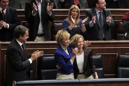 Desde su escaño en el banco azul del Congreso, De la Vega ha sostenido sonoros rifirrafes con la portavoz parlamentaria del Grupo Popular, Soraya Sáenz de Santamaría. Esta imagen tomada hoy documenta la última jornada de De la Vega en la bancada del Gobierno.