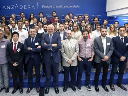 Juan Roig (centro), con miembros de Lanzadera y participantes en el proyecto.