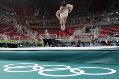 El brasileño Arthur Mariano practica su rutina en la Arena Olímpica, el espacio donde se disputará la competición de gimnasia artística masculina, en Río de Janeiro.