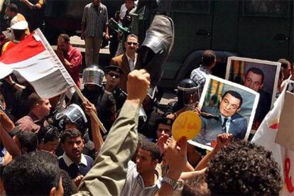 Manifestantes del movimiento Kifaya frente a partidarios del presidente Mubarak, ayer en El Cairo.