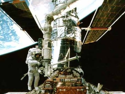 Un astronauta trabaja en el <i>Hubble</i>, sobre el transbordador, en 1997.