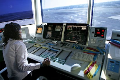 Una controladora en la torre de Madrid-Barajas inaugurada en 2006.