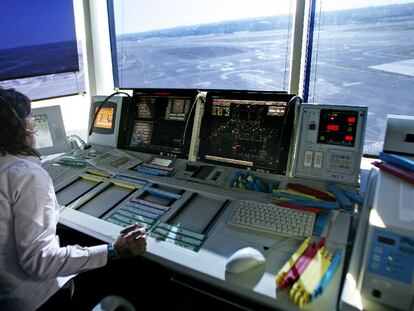 Una controladora en la torre de Madrid-Barajas inaugurada en 2006.