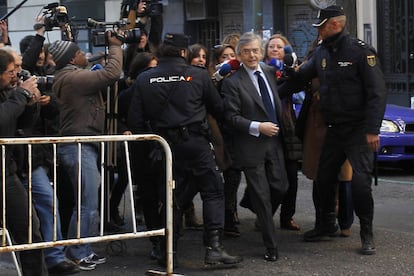 Momento en el que el exdiputado del PP Jorge Trías llega a la sede de la Fiscalía Anticorrupción, poco después de las nueve y media de la mañana.