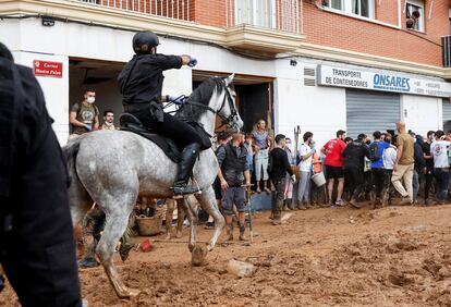 Un policía a caballo durante las protestas contra la visita de los Reyes, el presidente del Gobierno, Pedro Sánchez y el presidente de la Comunidad Valenciana a Paiporta, (Valencia). REUTERS/Eva Manez
