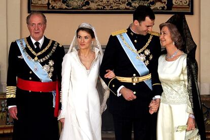 22 de mayo de 2004. Enlace matrimonial del Príncipe de Asturias, Felipe de Borbón, con Letizia Ortiz Rocasolano. Los novios con los Reyes, posando en el salón Alabarderos del Palacio Real.