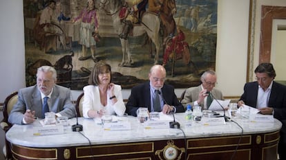 Los exportavoces Eduardo Sotillos y Rosa Conde; el catedrático de Ciencia Política Juan Luis Paniagua; y Josep Piqué y Pío Cabanillas.