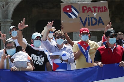 Residentes cubanos en República Dominicana se manifiestan en apoyo de las protestas contra el régimen cubano.