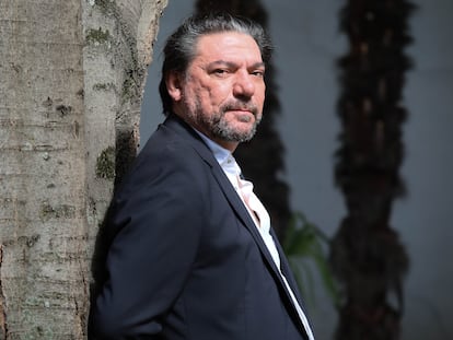 El nuevo presidente de la SGAE, Antonio Onetti, en los jardines de su domicili, este viernes.