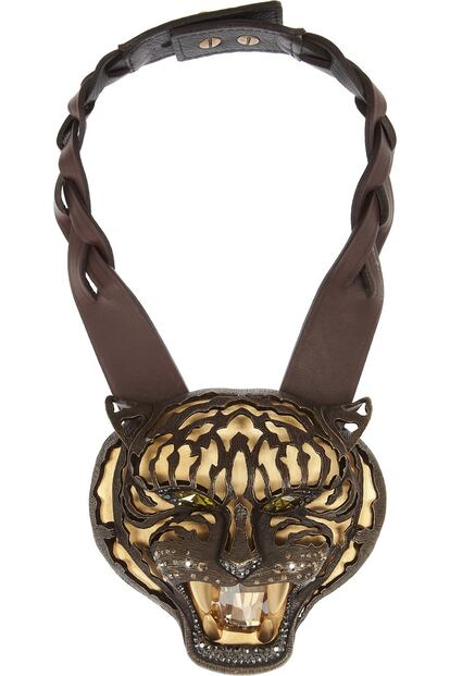 Maxi collar de cuero con detalle de cabeza de leopardo de Lanvin (1.300 euros).