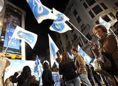 Militantes y seguidores del Partido Popular, delante de la sede central en la calle de Génova.