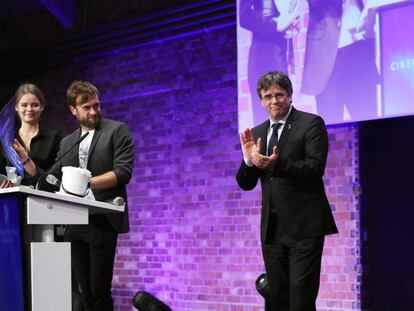 El 'expresident' Carles Pugidemont, a la derecha, este lunes en la gala de la fundación Cinema for Peace (Cine por la paz) en Berlín. 