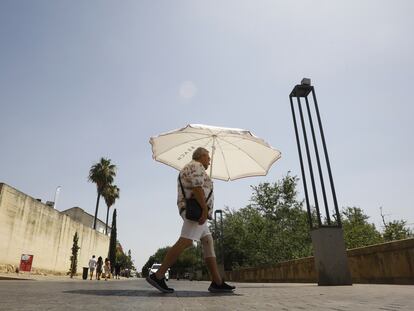 Un hombre se protege del calor con una sombrilla en Córdoba el pasado 2 de julio.