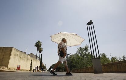 Un hombre se protege del calor con una sombrilla en Córdoba el pasado 2 de julio.