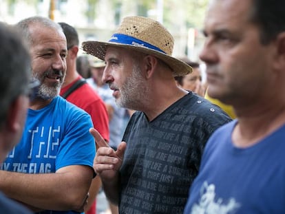 Protesta de payeses de lleida ante la oficina de la Comisión Europea de Barcelona en protesta por la crisis de precios de la fruta.