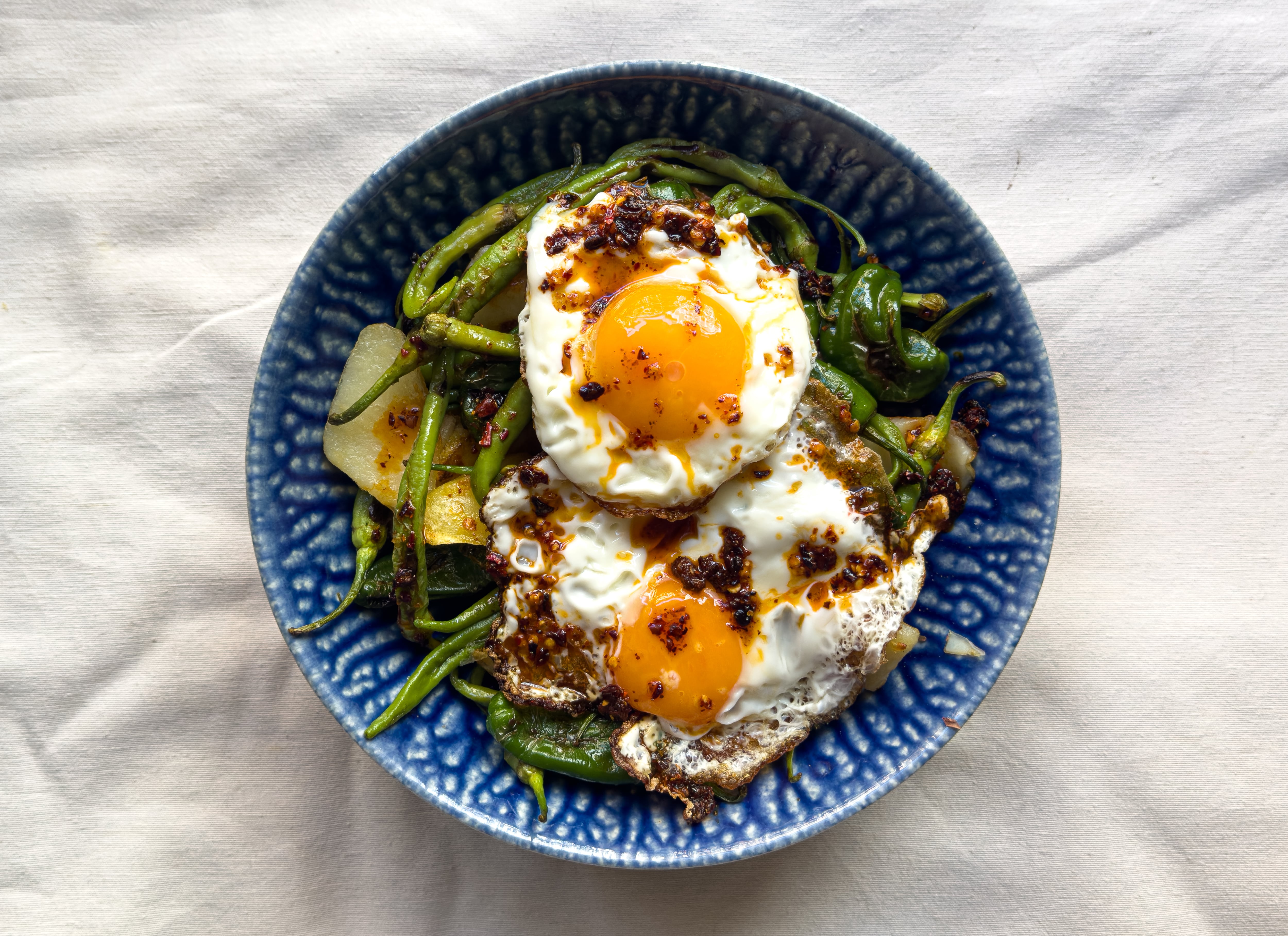 Huevos rotos de verano: tres recetas para comerse la huerta esta temporada