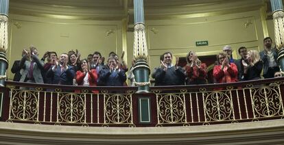 Pedro Sánchez recibe el aplauso de los presidentes autonómicos y su esposa Begoña Gómez.