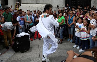 Un hombre canta las canciones de Juan Gabriel en el exterior del palacio de Bellas Artes en la Ciudad de México, el 30 de agosto de 2016.