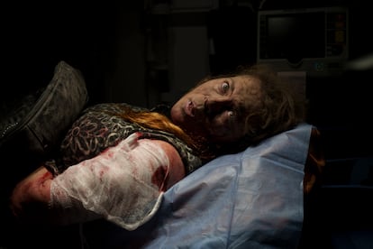 Una residente herida tras un ataque ruso esperaba dentro de una ambulancia antes de ser trasladada a un hospital en Jersón, sur de Ucrania, el 24 de noviembre de 2022.