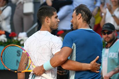 Carlos Alcaraz y Rafael Nadal durante su partido en el Mutua Madrid Open, el 6 de mayo de 2022, en Madrid, España.