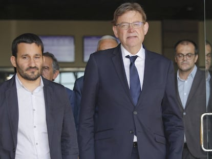 Ximo Puig (derecha) junto al Conseller de Educación, Vicent Marzà, a la salida del tanatorio en Valencia.