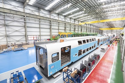 Tren de Cercanías de doble, en proceso de fabricación en la planta de Stadler, en Albuixech (Valencia).