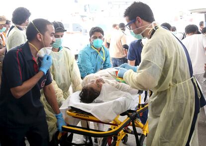 Equipe médica atende peregrino ferido após ser esmagado por uma avalanche em Mina, nos arredores de Meca.