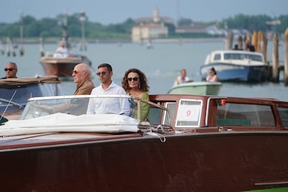 La diseñadora Diane von Furstenberg (centro) y su esposo Barry Diller (izquierda), a su salida del hotel Gritti Palace en Venecia, el 26 de junio de 2025. Él es uno de los reyes de los medios de comunicación estadounidenses (presidente de IAC/InterActiveCorp y fundador de Fox Broadcasting Company). Recientemente, el magnate de los medios publicó unas memorias en las que reflexionaba sobre su bisexualidad y desmentía que su matrimonio con la diseñadora fuera una tapadera.