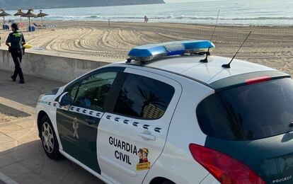 Una agente y un vehículo de la Guardia Civil en una playa de Mallorca, en una imagen de archivo.