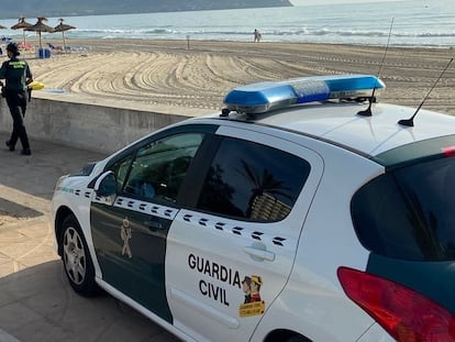 Una agente y un vehículo de la Guardia Civil en una playa de Mallorca, en una imagen de archivo.