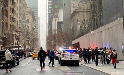 Visitantes del MoMa son evacuados tras el suceso, este sábado en Nueva York. La foto fue publicada en Twitter por Scott Cowdrey.