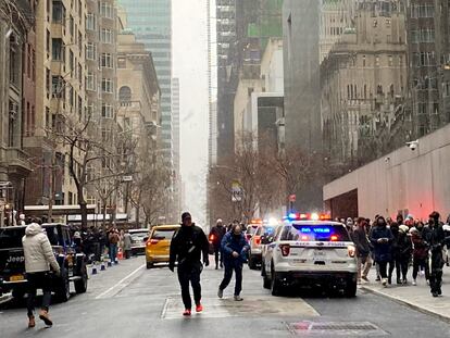 Visitantes del MoMa son evacuados tras el suceso, este sábado en Nueva York. La foto fue publicada en Twitter por Scott Cowdrey.