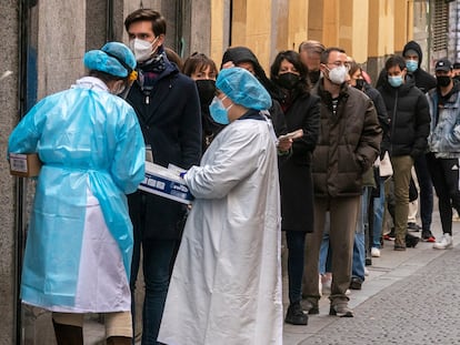 Cola para acceder al centro de salud de Universidad, en el centro de Madrid, el pasado 23 de diciembre.