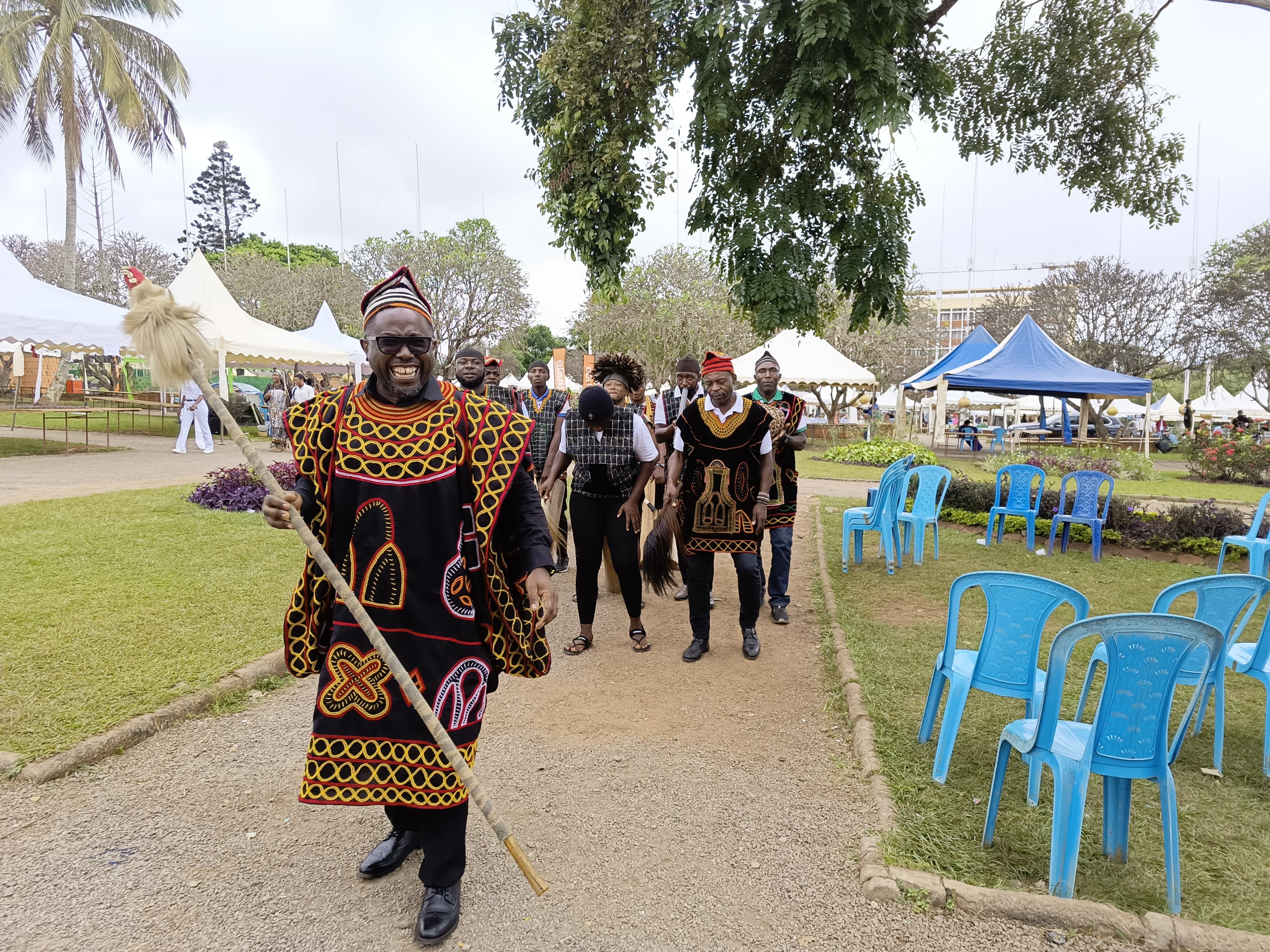 Un grupo de bailarines tradicionales acompaña a Fondzenyuy al Museo Nacional de Camerún en Yaundé para donar el atuendo 'toghu', ganador del récord Guinness, el 23 de julio de 2025.