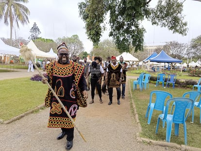 Un grupo de bailarines tradicionales acompaña a Fondzenyuy al Museo Nacional de Camerún en Yaundé para donar el atuendo 'toghu', ganador del récord Guinness, el 23 de julio de 2025.